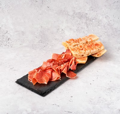 Jamón serrano con pan de vidrio con tomate