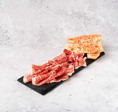 Jamón ibérico con pan de vidrio con tomate