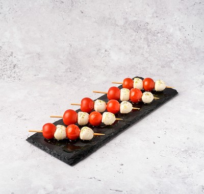 Brocheta mozzarella y cherris con vinagreta de albahaca