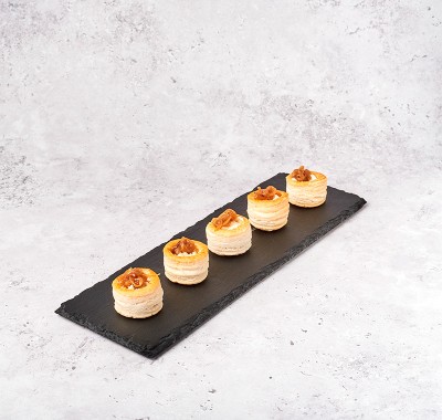 Volován de queso de cabra con cebolla caramelizada