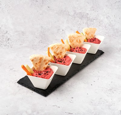 Hummus de remolacha con crudités y pan de pita