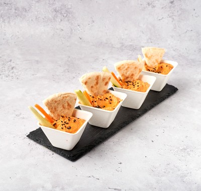 Hummus de piquillo con crudités y pan de pita