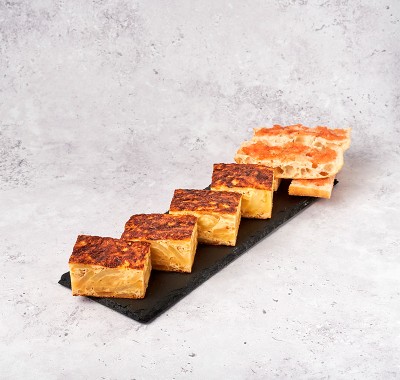 Pincho de tortilla de patatas con pan de vidrio con tomate